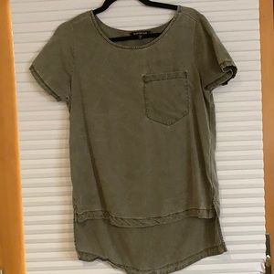 🎉FREE WITH ANY PURCHASE! Express! Women’s size small short sleeve tee